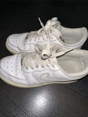 Worn Nike Women’s White Low-Top Sneakers